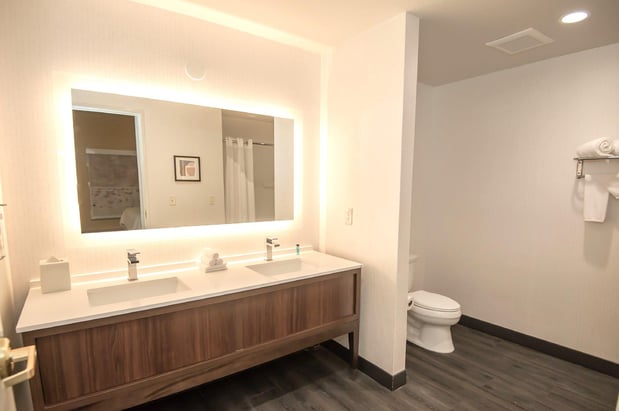 Images Holiday Inn & Suites Oakland - Airport by IHG