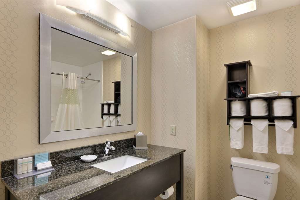 Guest room bath