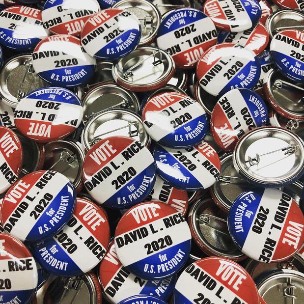 Images Wacky Buttons Inc.