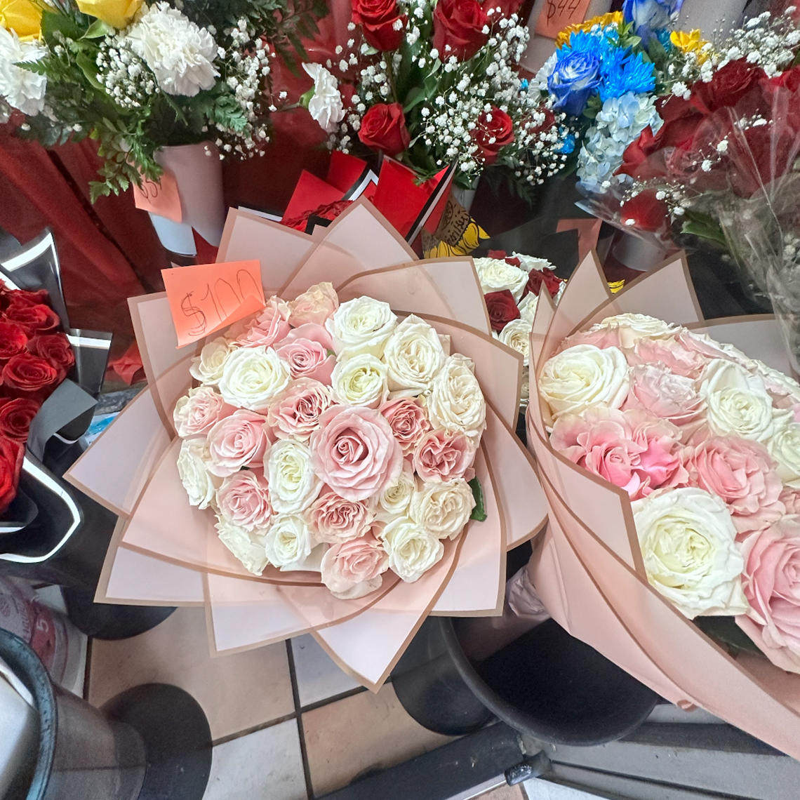 Florería Mi Sueño - Arreglo de rosas rosadas y blancas
