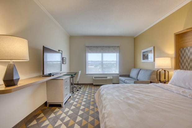 Images Holiday Inn & Suites Madison West - Middleton by IHG