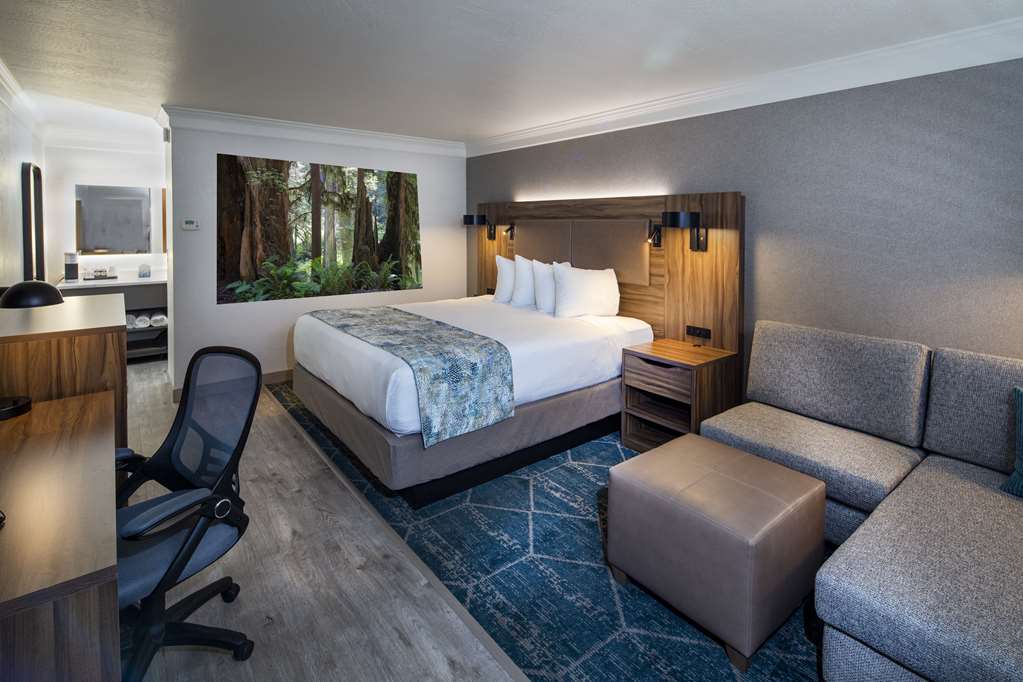 Deluxe King Room with Sitting Area and Art Best Western Plus Humboldt Bay Inn Eureka (707)443-2234