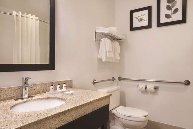 Images Country Inn & Suites by Radisson, Indianapolis East, IN