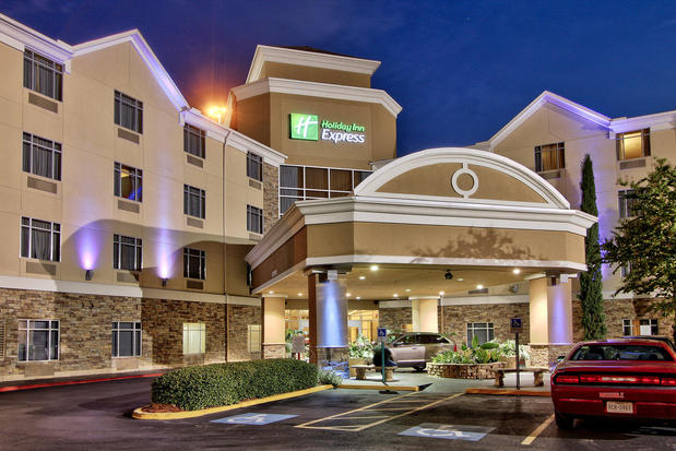 Images Holiday Inn Express & Suites Houston-Dwtn Conv Ctr by IHG