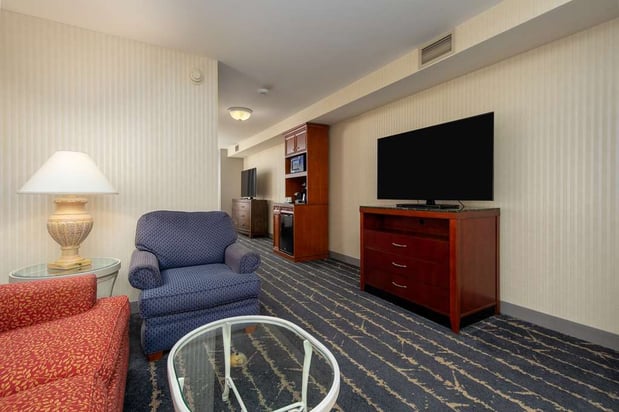 Images Hilton Garden Inn Milwaukee Northwest Conference Center