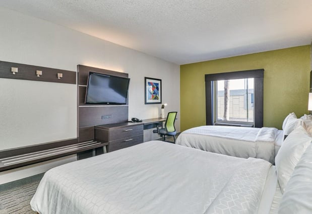 Images Holiday Inn Express & Suites Clearwater/US 19 N by IHG