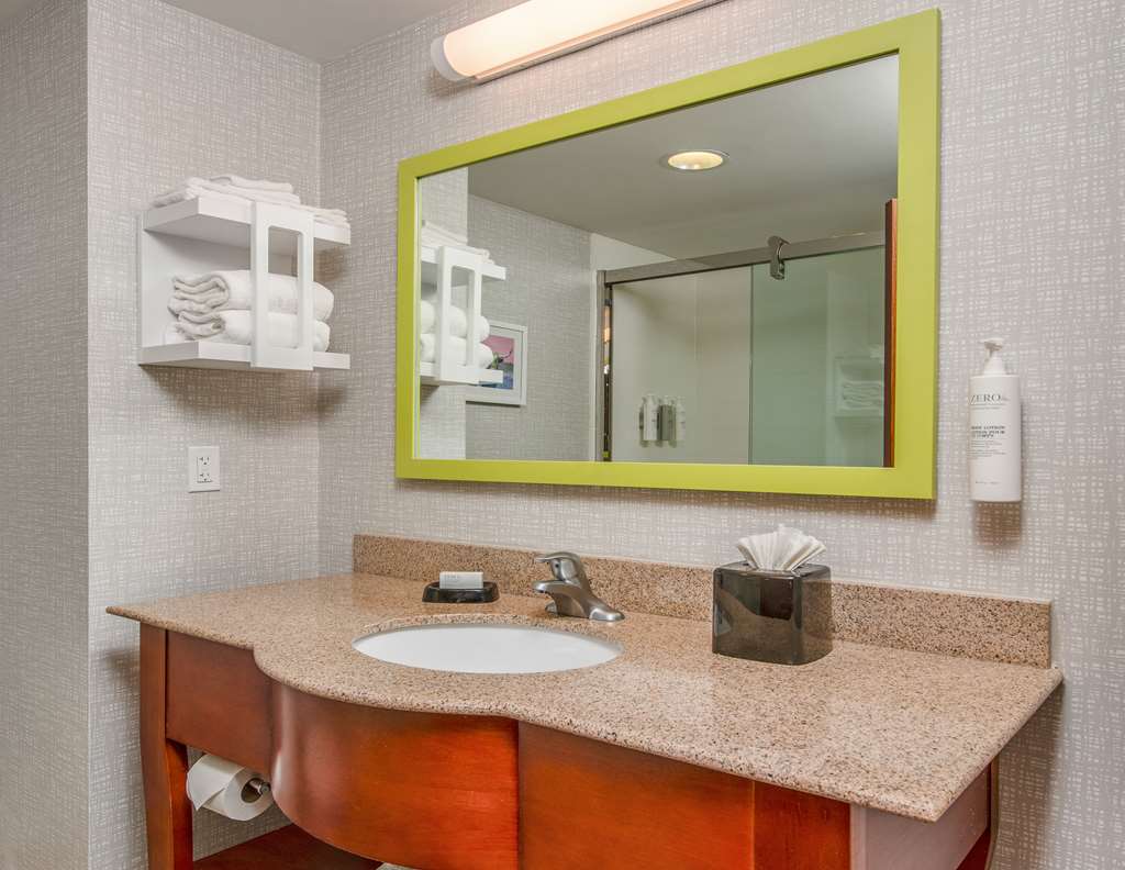 Guest room bath