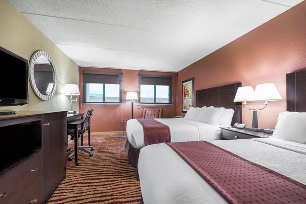 Images Holiday Inn Manitowoc by IHG