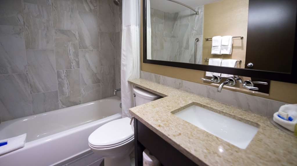 Bathroom Best Western Northgate Inn Nanaimo (250)390-2222