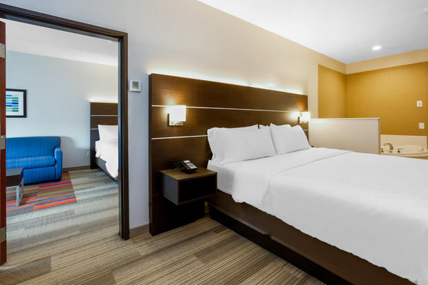 Images Holiday Inn Express & Suites Woodhaven, an IHG Hotel