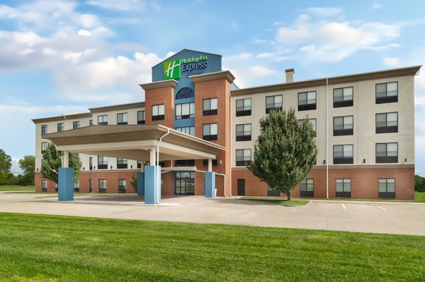 Images Holiday Inn Express & Suites Pratt by IHG