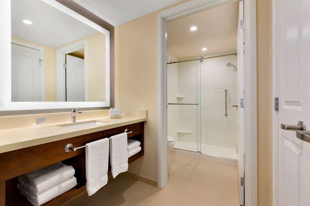 Guest room bath