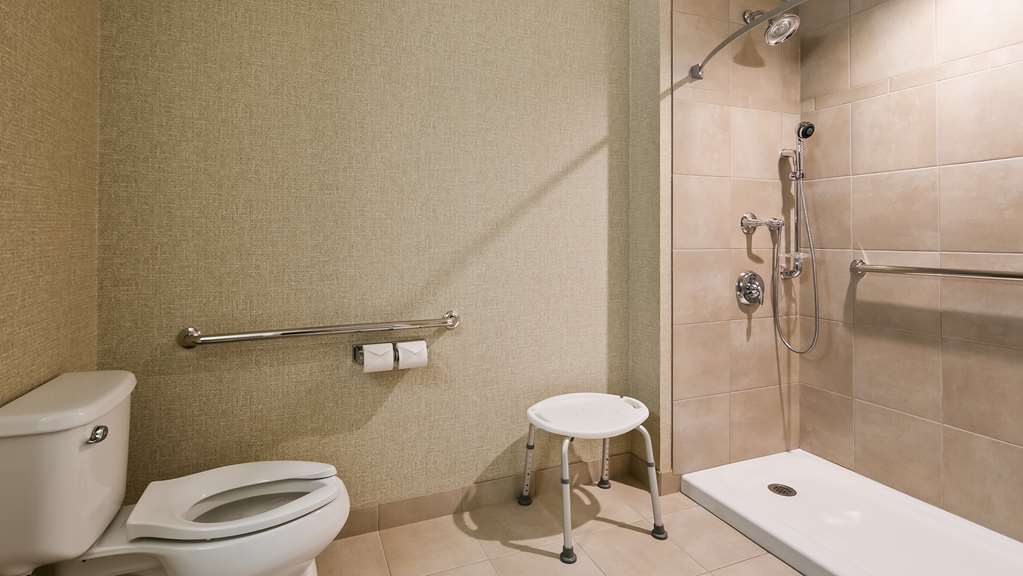 Accessible Guest Bathroom Best Western Plus Service Inn & Suites Lethbridge (403)329-6844