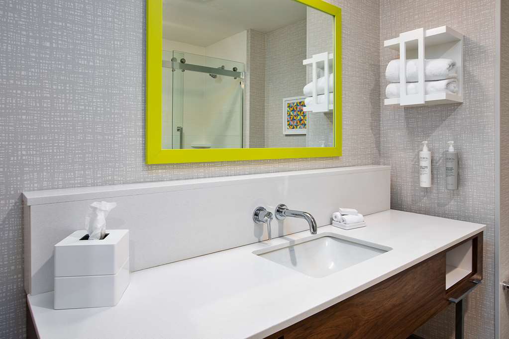 Guest room bath