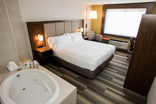 Images Holiday Inn Express LaGuardia Arpt by IHG