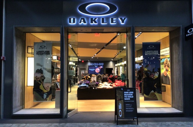 Oakley la plaza outlet mall