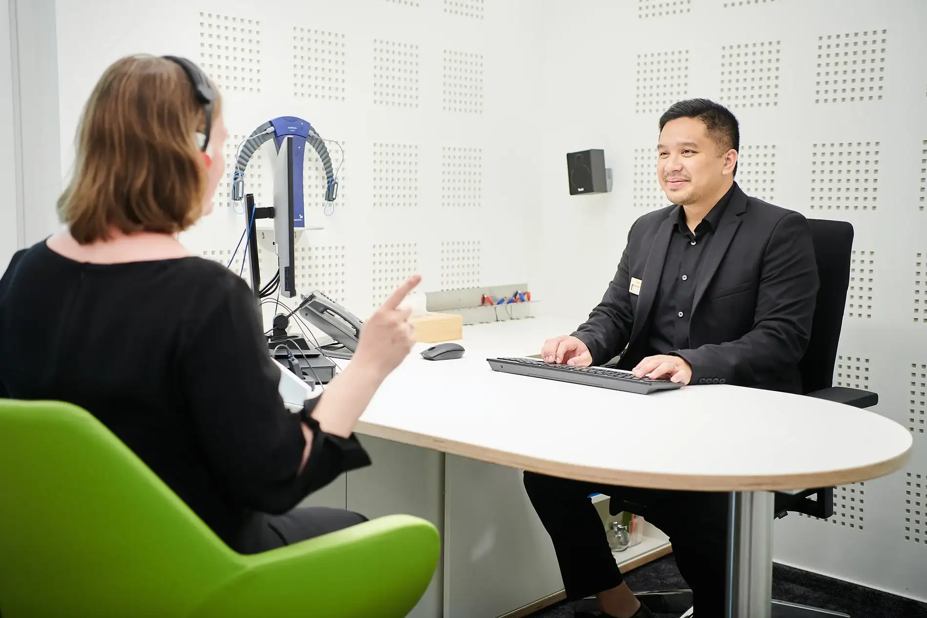 Hörakustiker führt Hörtest durch