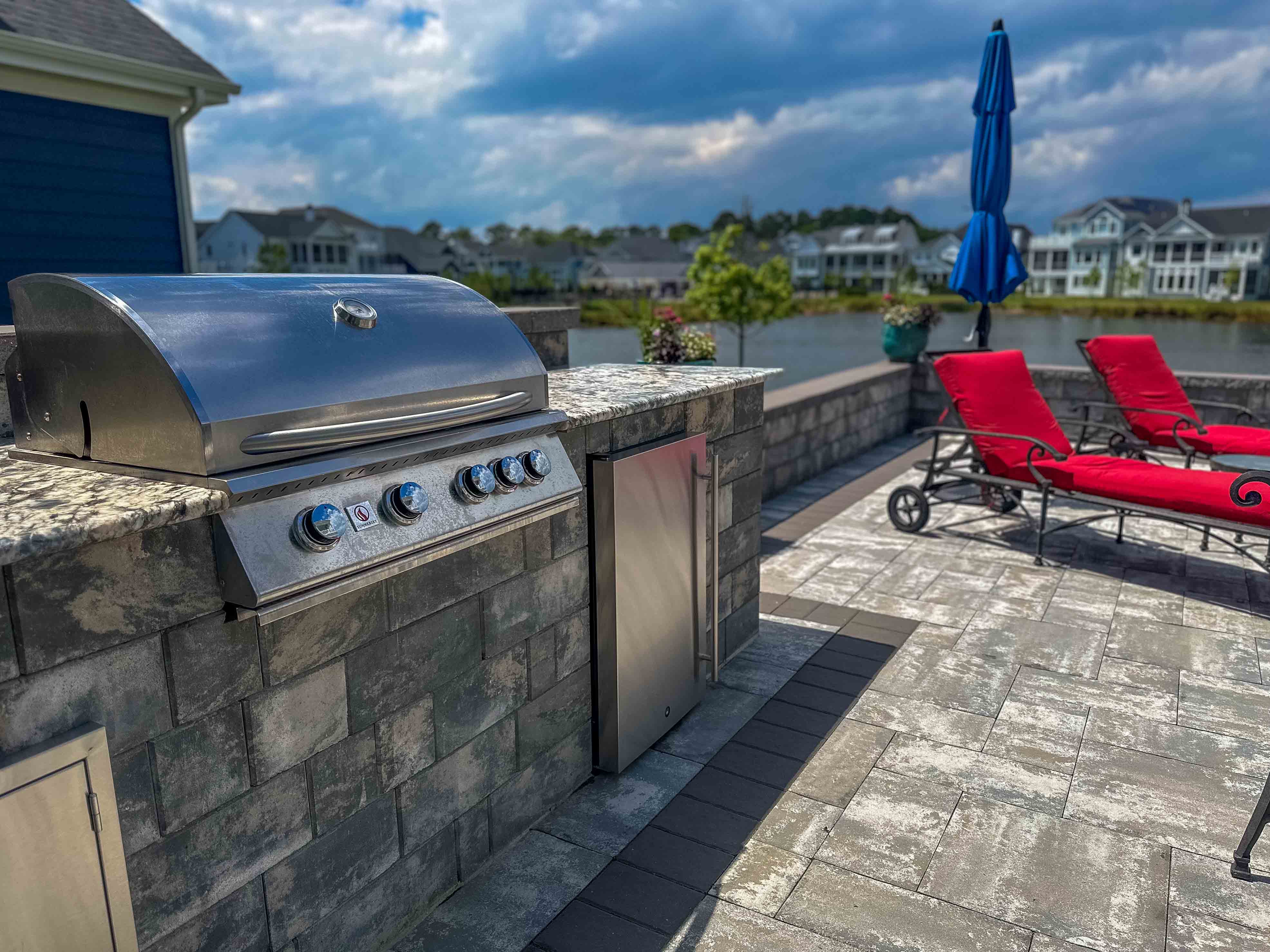 Transform your backyard into the ultimate culinary retreat with our bespoke outdoor kitchens and dining areas. From sizzling grills to stylish dining sets, create memorable moments and indulge in al fresco dining at its finest