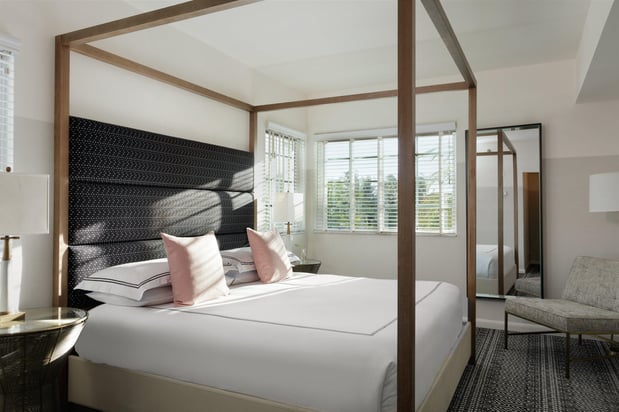 Images Kimpton Surfcomber Hotel by IHG