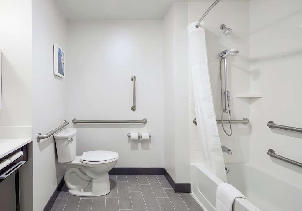 Guest room bath