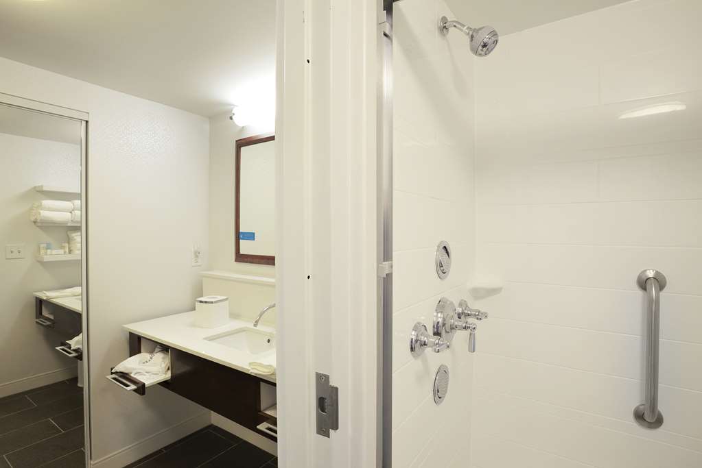 Guest room bath Hampton Inn & Suites Cincinnati / Kenwood Cincinnati (513)794-0700