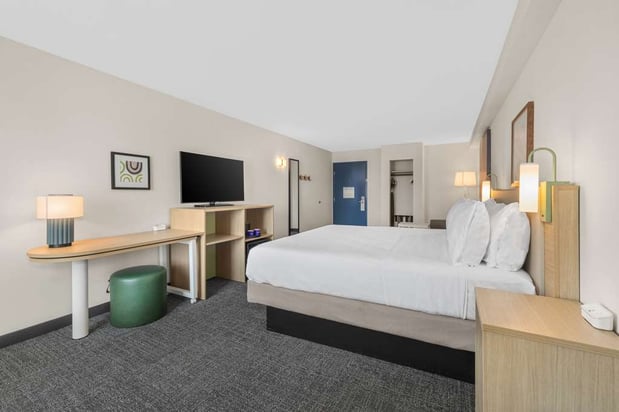 Images Spark by Hilton Bakersfield Central