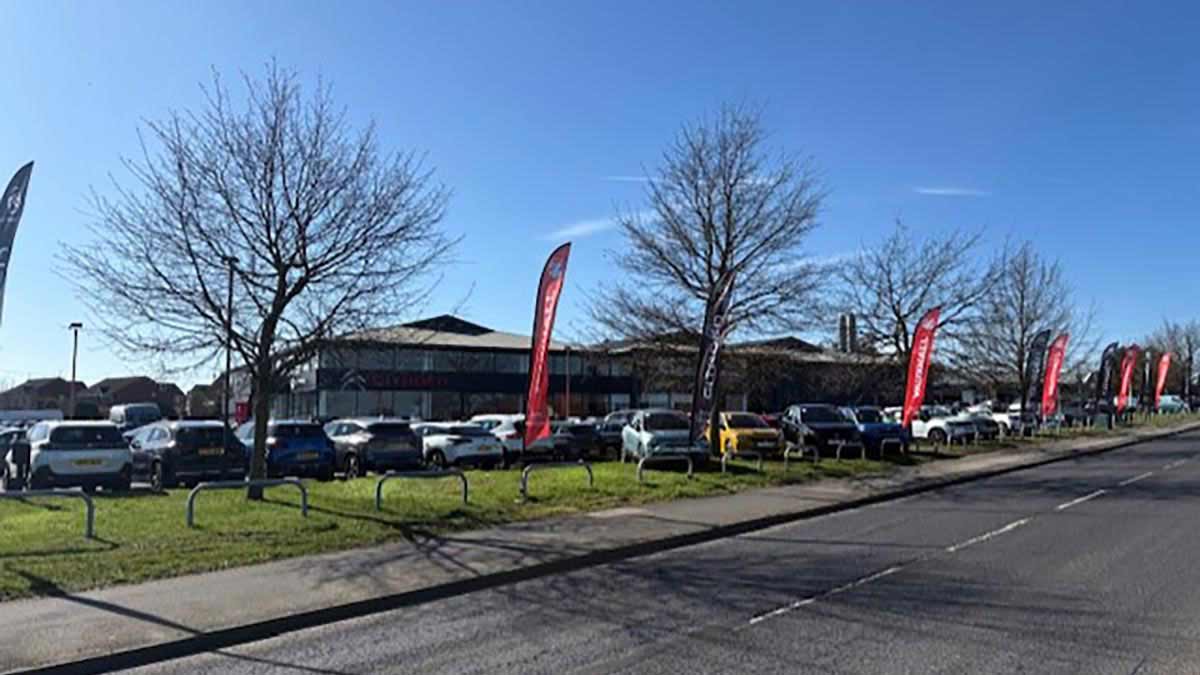 Citroen Peugeot Vauxhall Mansfield exterior and forecourt from the roadside