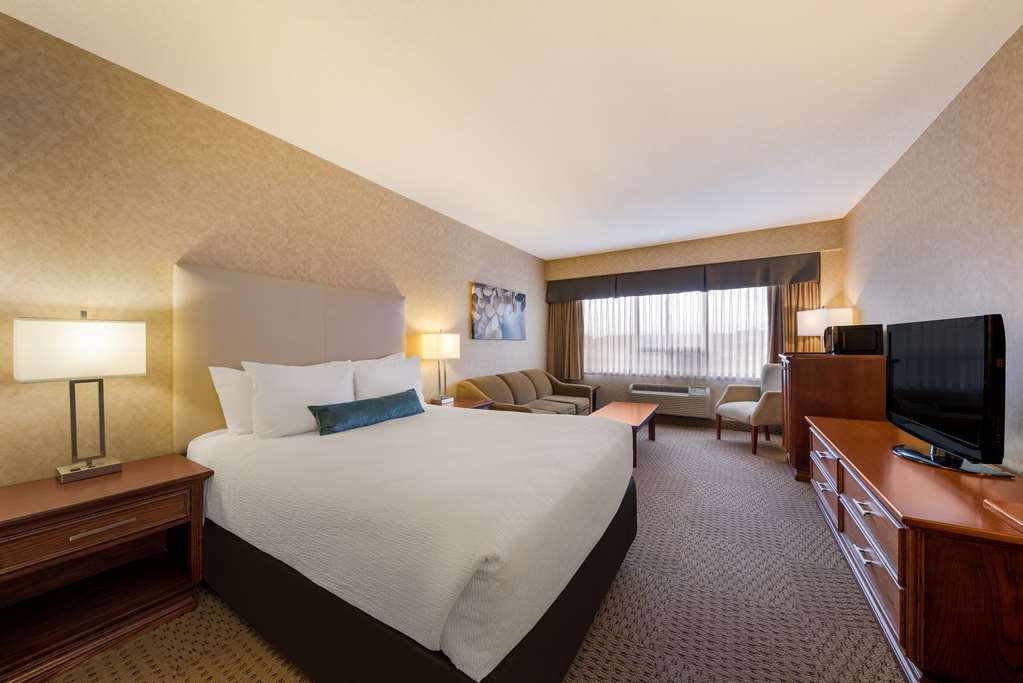 Best Western Voyageur Place Hotel in Newmarket: Queen Room with Pull-Out Sofa