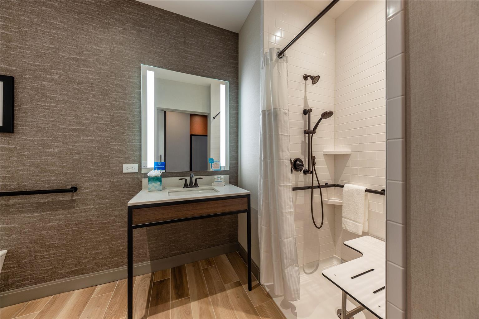 Guest room bath 