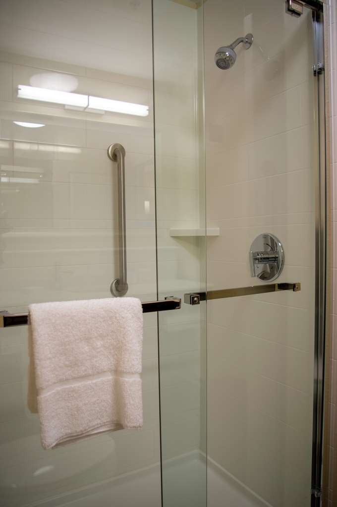 Guest room bath