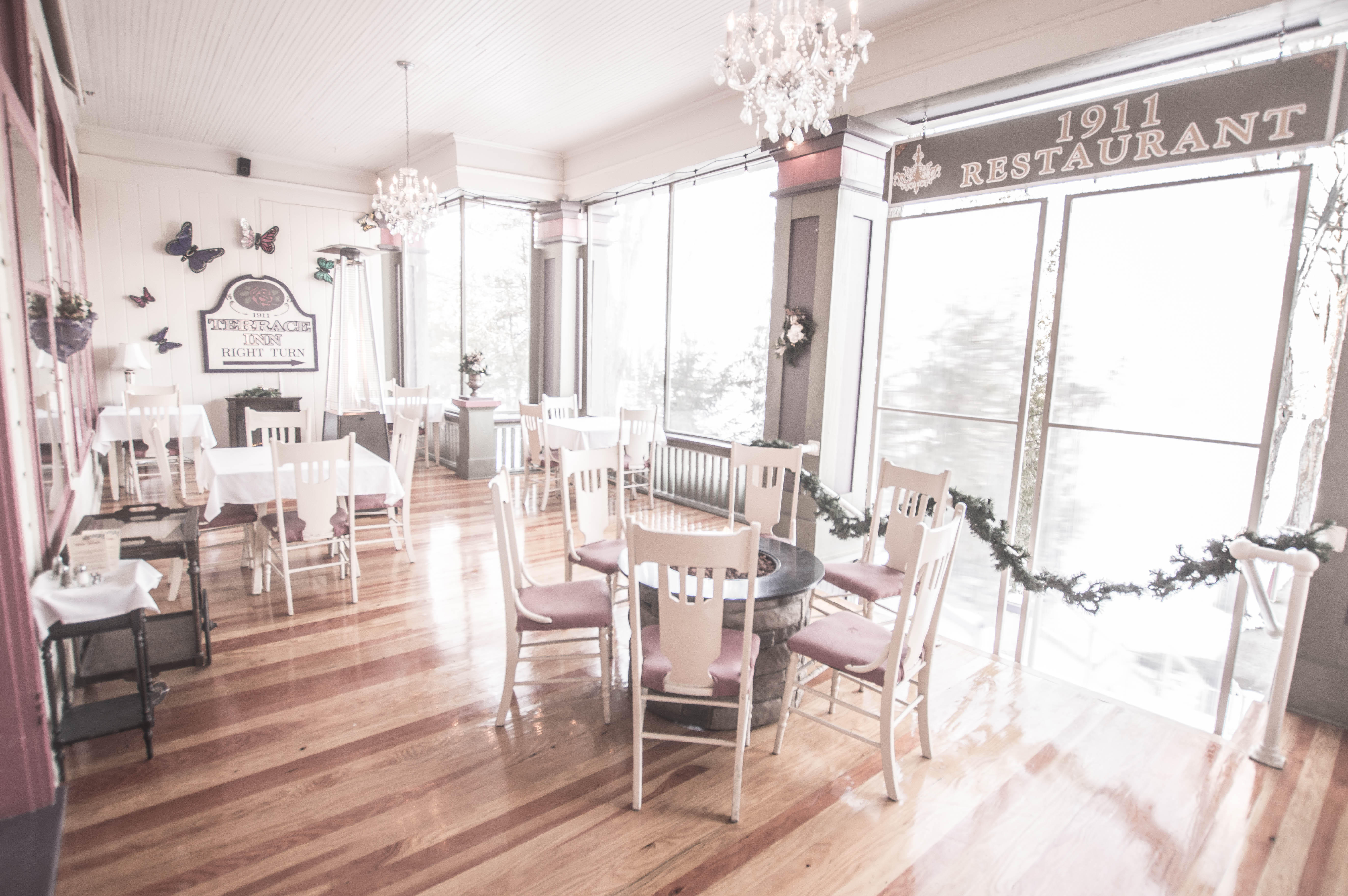 Sunlight dining room in 1911 Restaurant