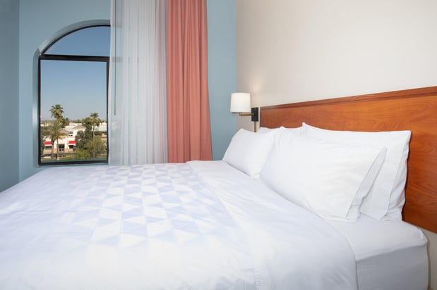 Images Holiday Inn & Suites Goodyear - West Phoenix Area by IHG