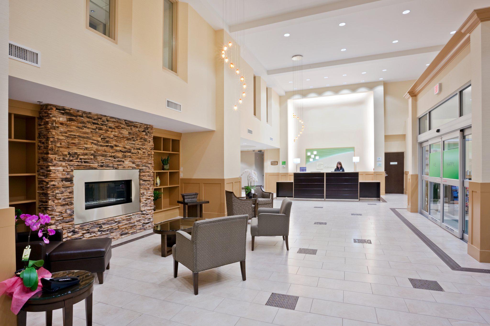 Images Holiday Inn & Suites Surrey East - Cloverdale, an IHG Hotel