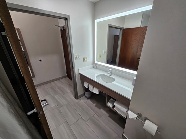 Images Holiday Inn Express & Suites Cincinnati-Blue Ash by IHG