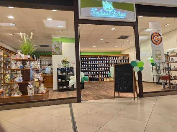 Ansicht des Teehaus Erfurt – Teefachgeschäft für exklusive Tees, stilvolle Geschenkideen, Weihnachtsgeschenke und Firmengeschenke. Das Teehaus befindet sich im Herzen von Erfurt und ist die erste Adresse für Teegenuss und Präsente in Erfurt, Weimar,...
