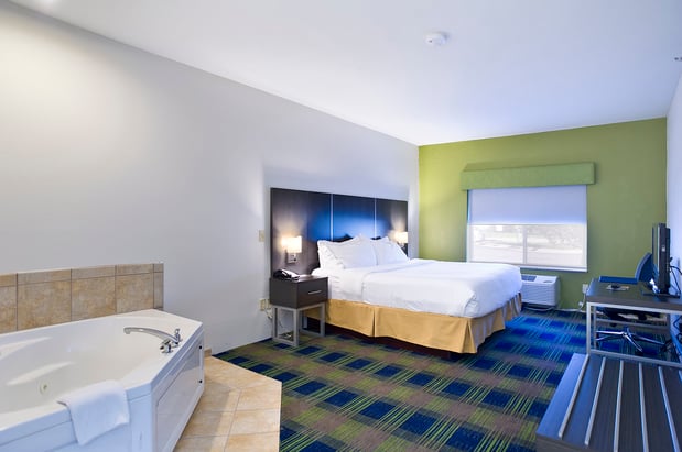 Images Holiday Inn Express & Suites Vermillion by IHG