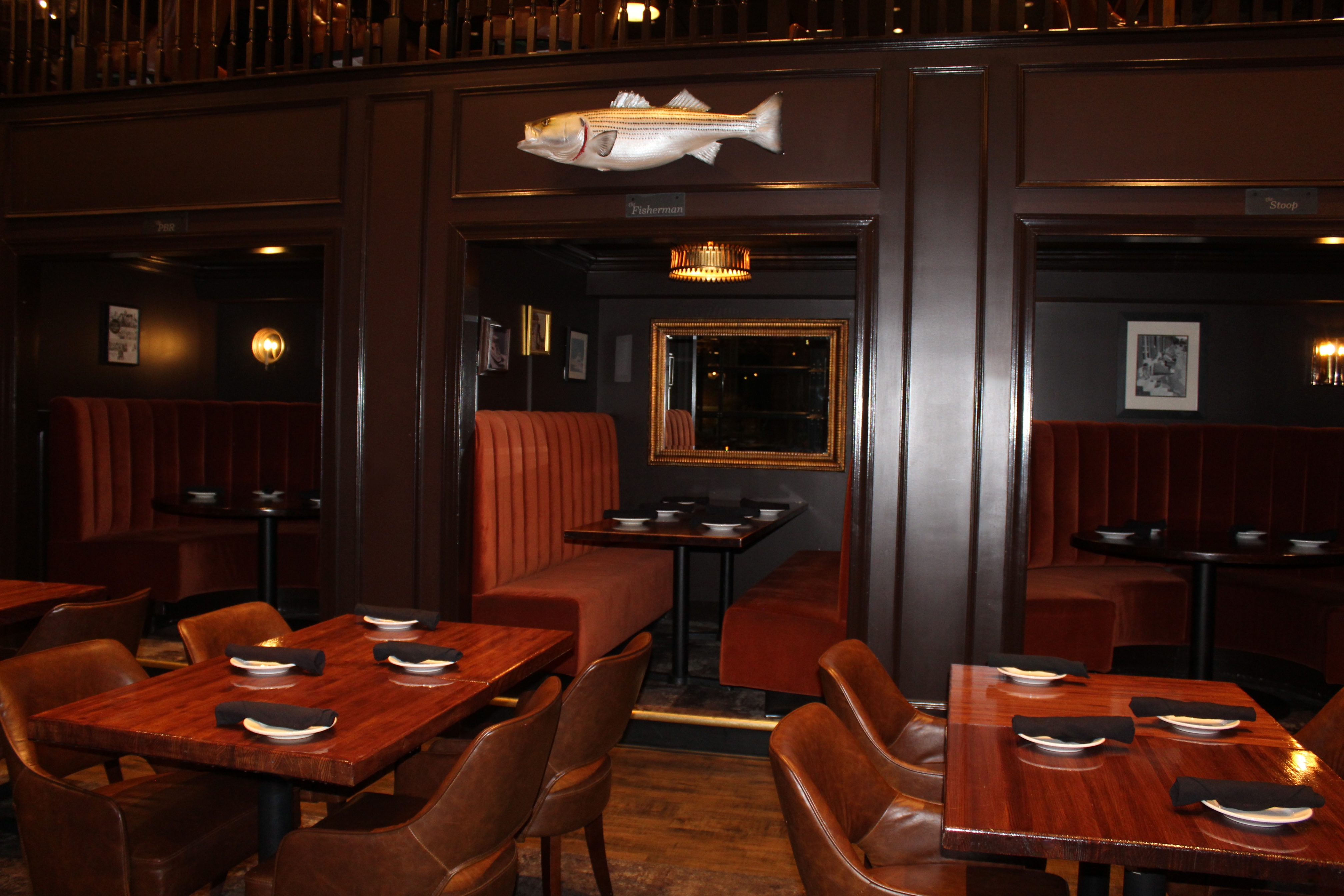 Mama's On The Half Shell dining area: tables & booths 