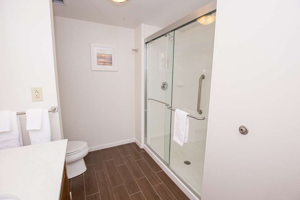 Guest room bath Hampton Inn & Suites Pittsburgh/Harmarville Pittsburgh (412)423-1100