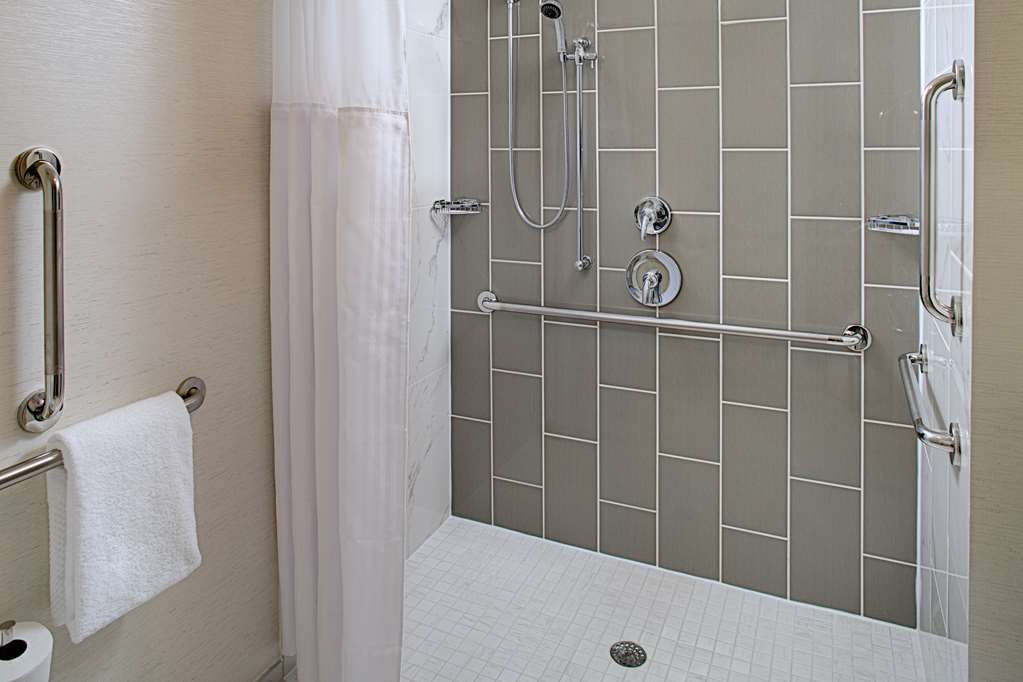 Guest room bath