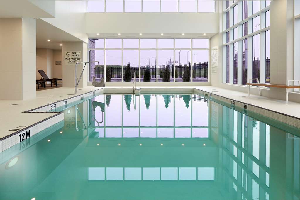 Pool DoubleTree by Hilton Montreal Airport Dorval (514)631-4811