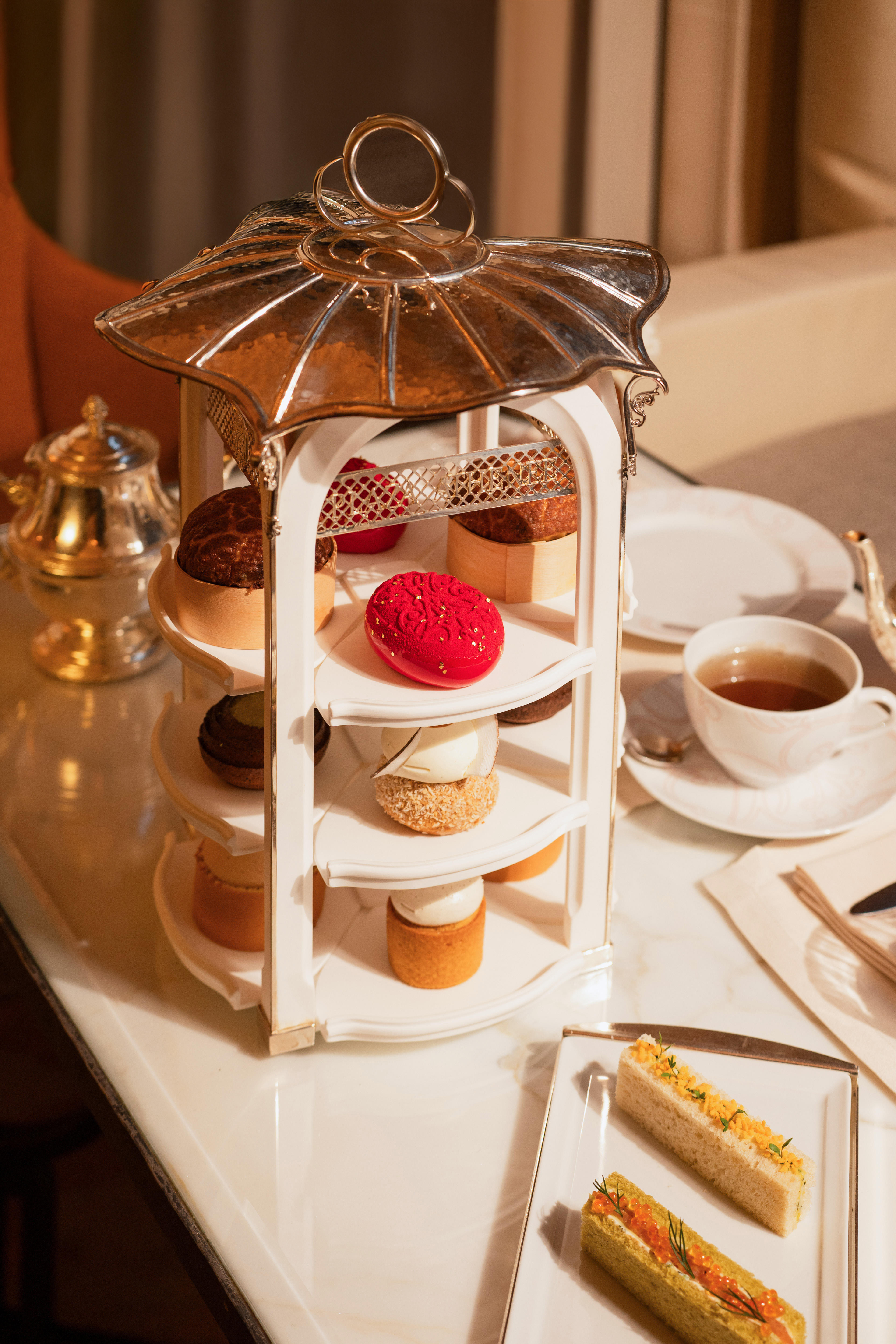 Hotel Plaza Athénée - Tea-Time La Galerie - Le Goûter du Plaza Athénée - Dorchester Collection Hotel Plaza Athénée - Tea-Time La Galerie - Le Goûter du Plaza Athénée - Dorchester Collection
