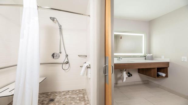 Images Holiday Inn Express & Suites Fremont - Milpitas Central by IHG