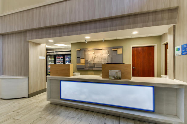 Images Holiday Inn Express & Suites Atlanta N-Perimeter Mall Area by IHG