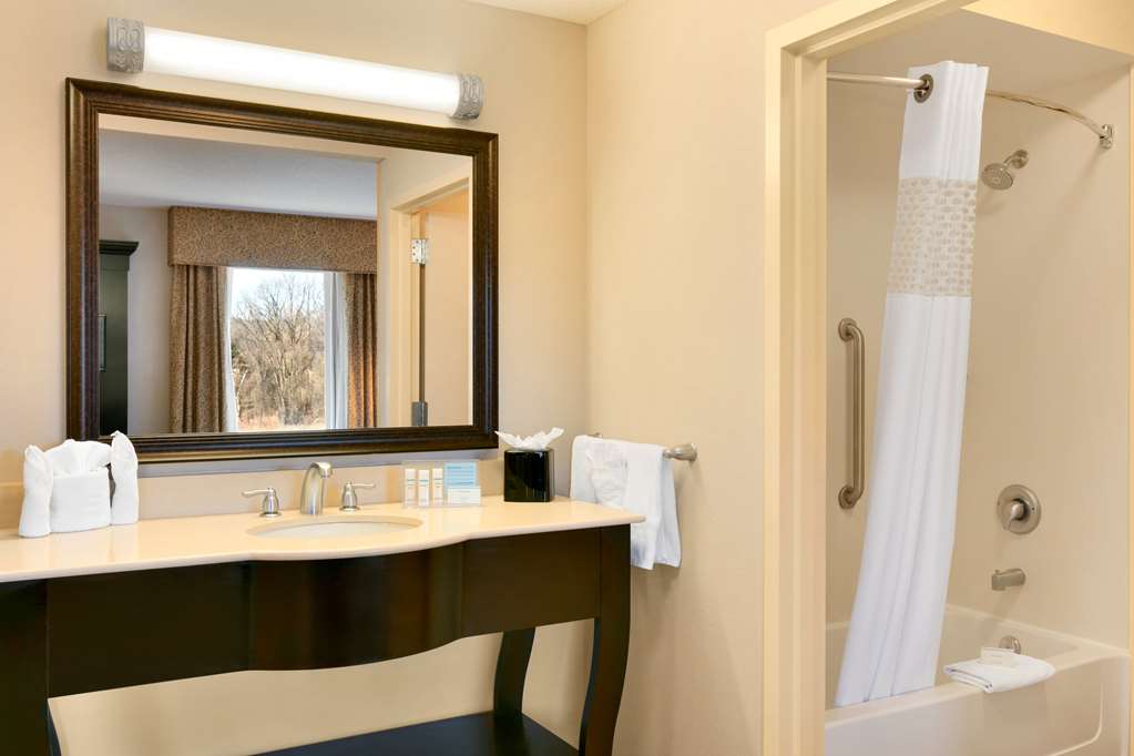 Guest room bath