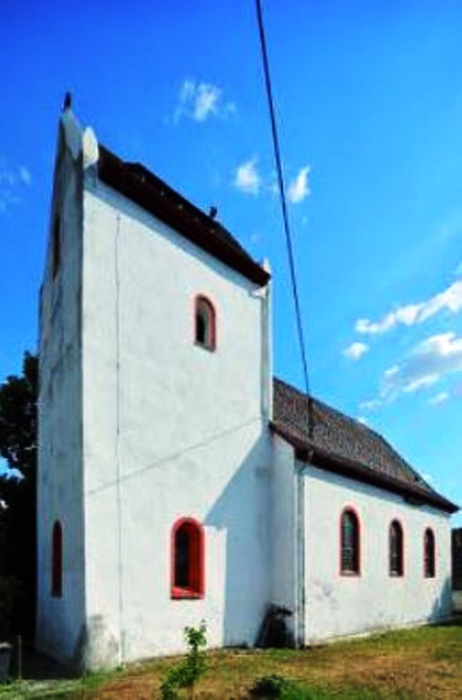 Der Dexheimer Kirchturm aus dem 9. Jahrhundert hat eine Mandorla im Deckengewölbe und gotische Malerei aus dem 13. Jahrhundert. Kirchenschiff von 1758, Chorraum mit drei Buntglasfenstern und Taufstein aus rotem Sandstein.

1771 Einbau der Stumm-Orgel, sei