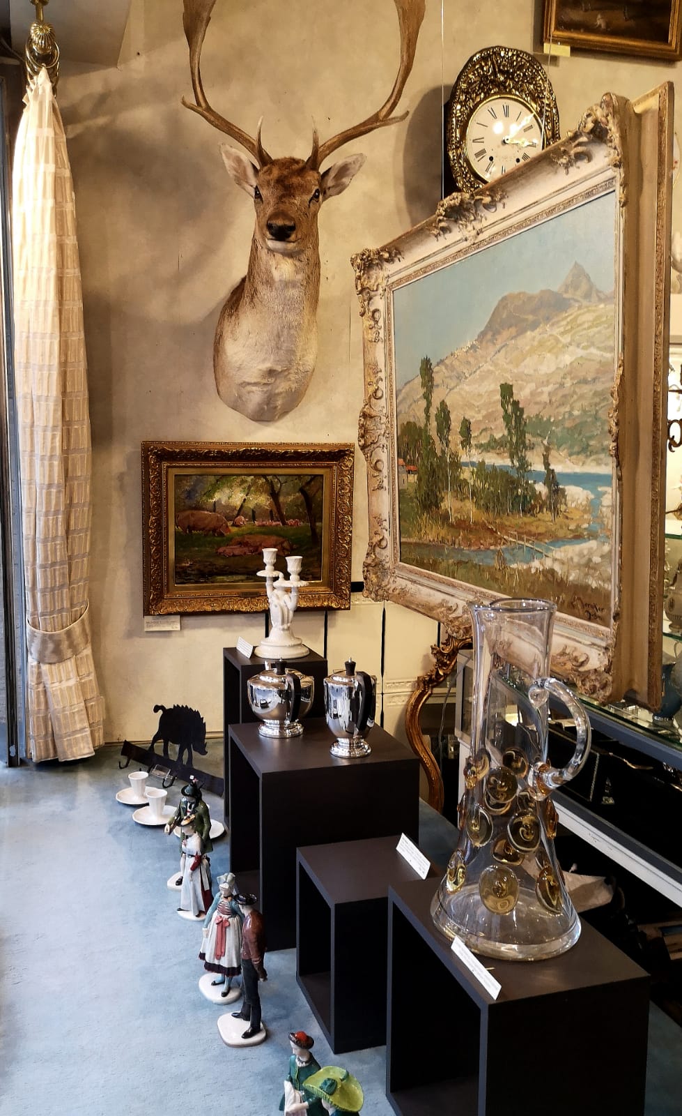 Ein alter Hirschkopf aus der Kunstkollektion der Antiquitäten Beyer im Zentrum Münchens