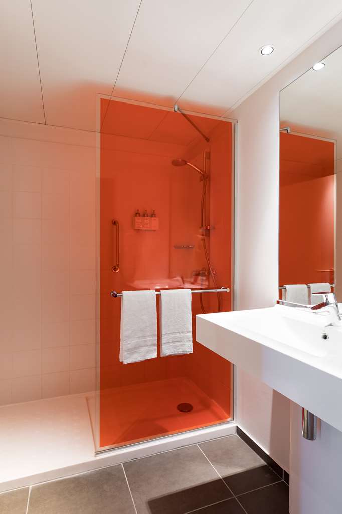 Guest room bathroom Park Inn by Radisson Lille Grand Stade Villeneuve-d'Ascq 03 20 64 40 00