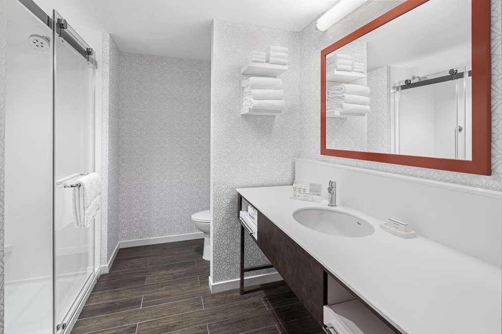 Guest room bath