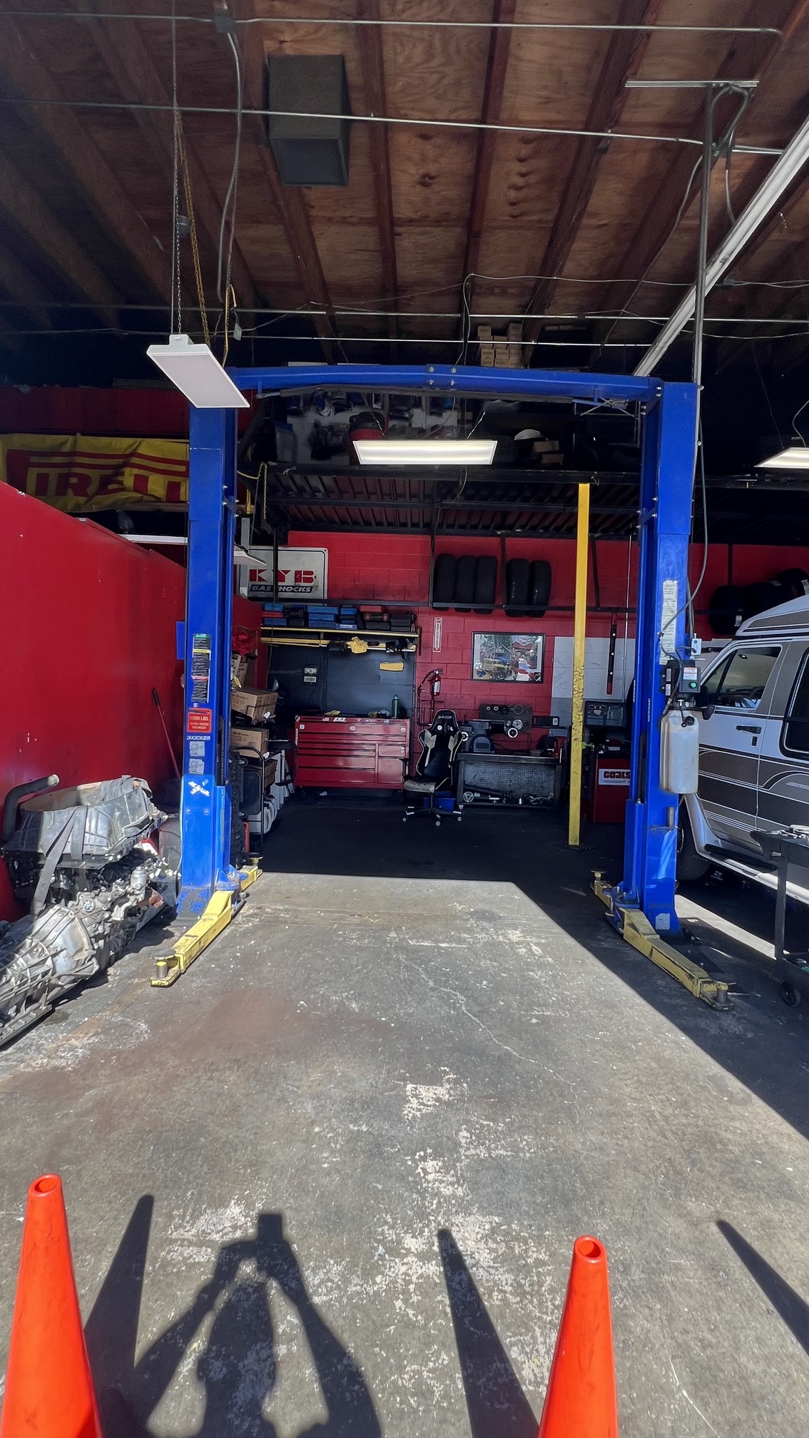 2BleAAuto Mechanic - inside of auto shop 
