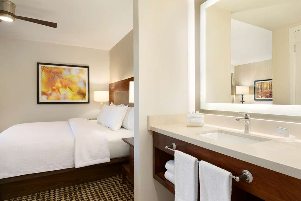Guest room bath